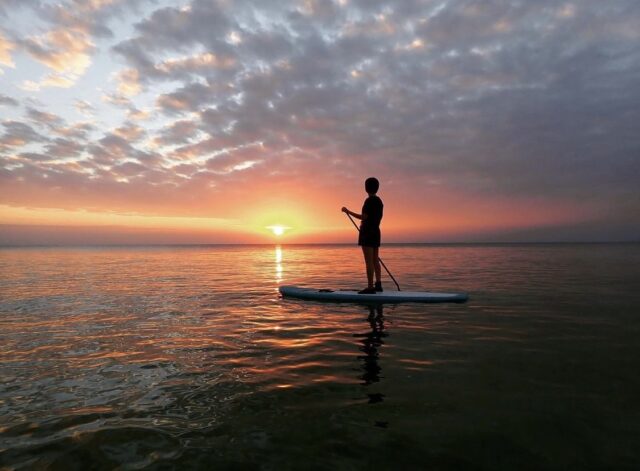 【宮古島・完全貸切制】夕日を眺めながら非日常体験！伊良部島の美ら海でサンセットSUPツアー（写真データ・ドローン撮影動画プレゼント付き）