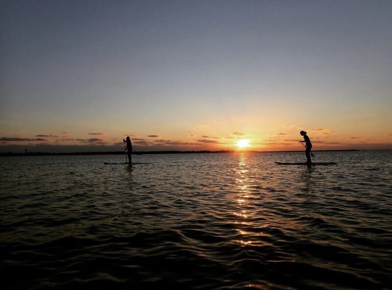 【宮古島・完全貸切制】夕日を眺めながら非日常体験！伊良部島の美ら海でサンセットSUPツアー《写真データ無料プレゼント＆大迫力のドローン空撮付き》（No.993）