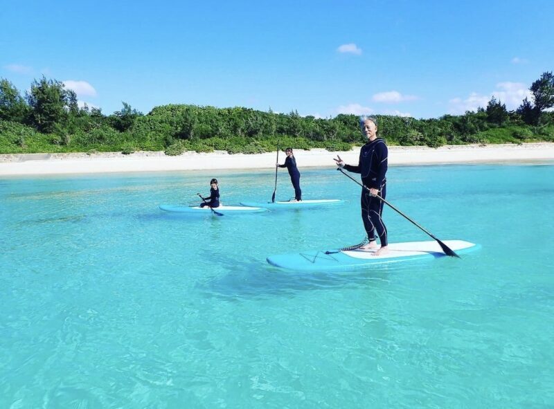 【宮古島・完全貸切制】様々なコースをご用意！美ら海でSUP体験ツアー《写真データ無料プレゼント＆大迫力のドローン空撮付き》（No.992）