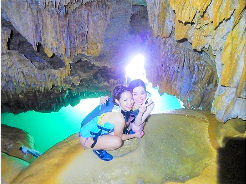 鍾乳洞の上で撮影