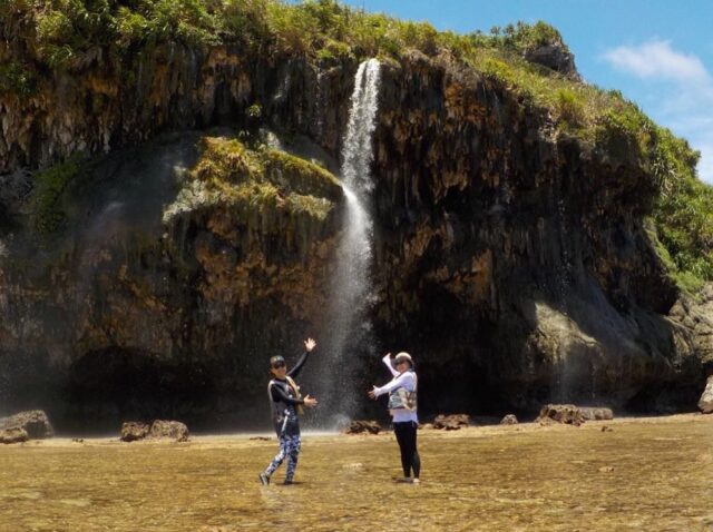 宮古島の鍾乳洞のパンプキンホール