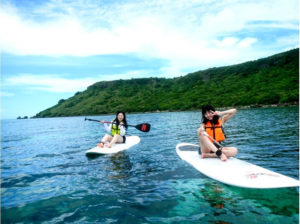 宮古島の観光スポットの新城海岸でSUPを楽しむ