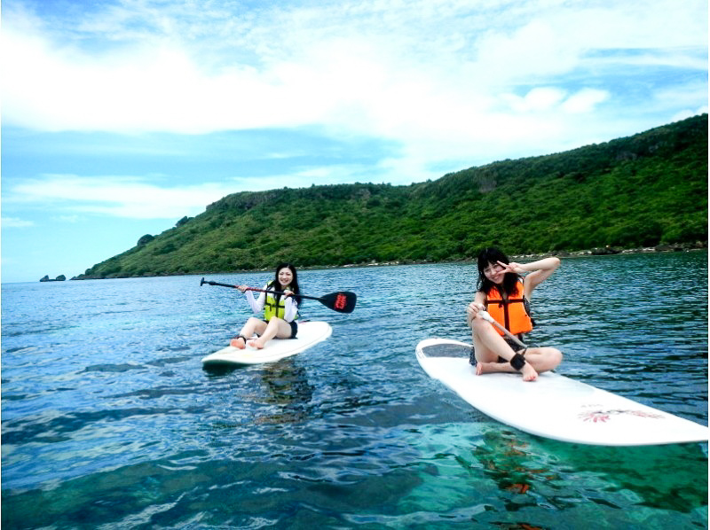 SUPを楽しむ女性