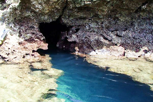 宮古島の鍾乳洞のパンプキンホール