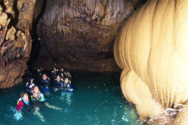 宮古島の鍾乳洞のパンプキンホール