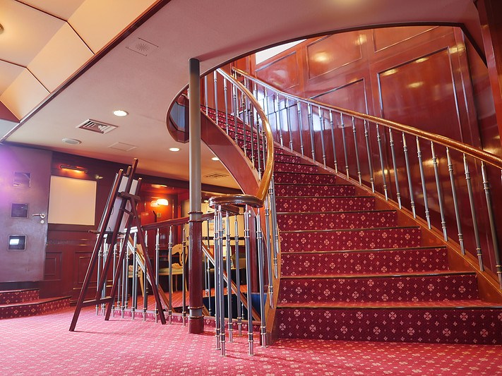 豪華なクルーズ船の内部