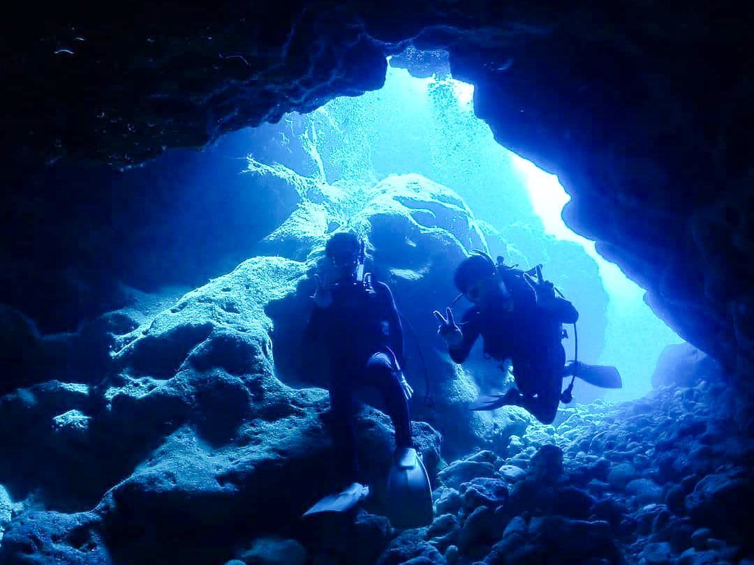青の洞窟でボートダイビングを楽しむ