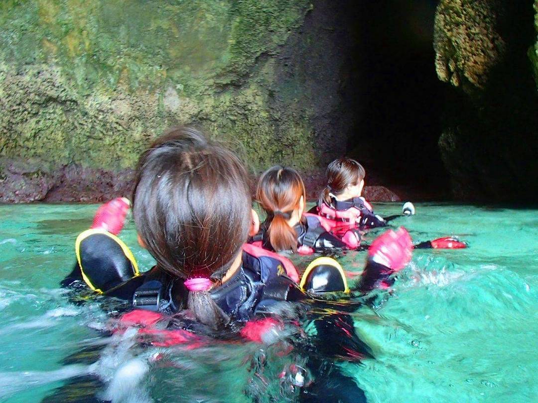 青の洞窟でシュノーケリングを楽しむ
