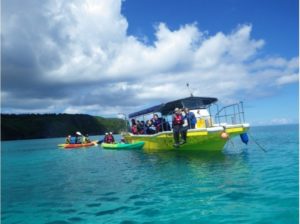 グラスボートとカラフルなカヤック