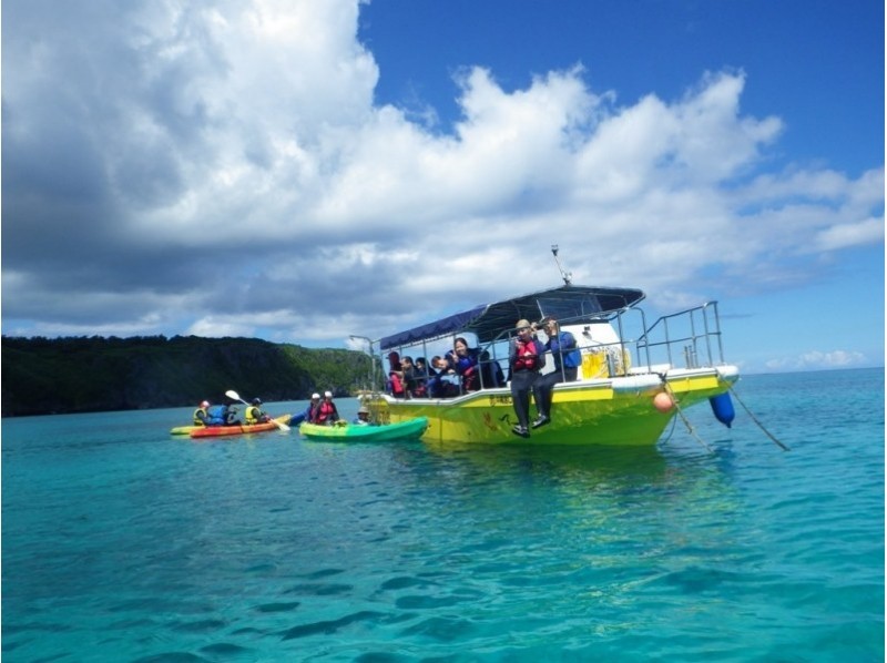 グラスボートとカラフルなカヤック