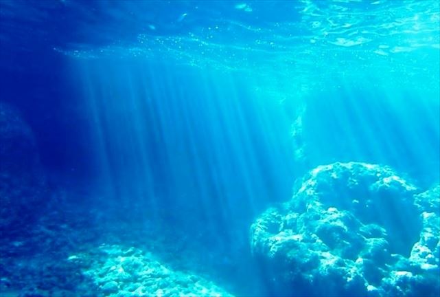 青の洞窟へ差し込む光