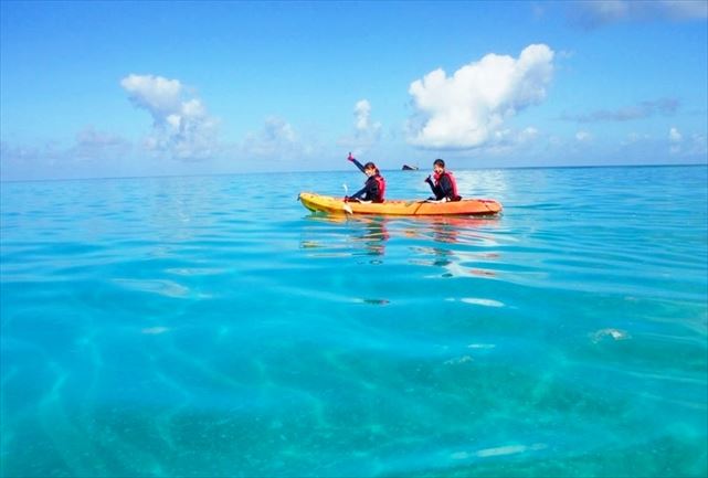 伊良部島の美しい海をシーカヤック