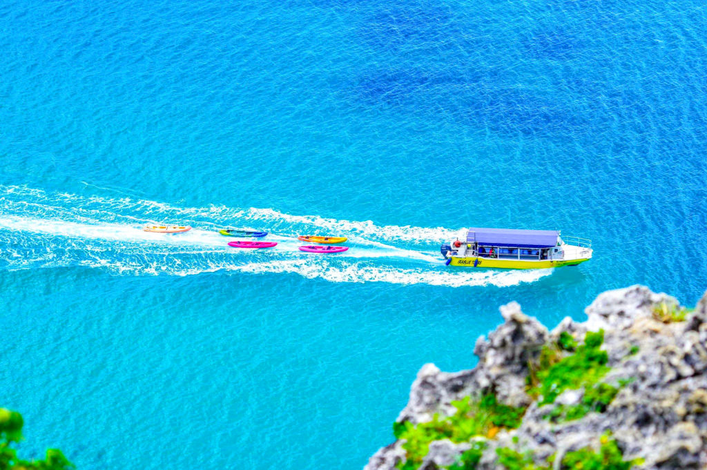 宮古島の青の洞窟へ向かうグラスボート
