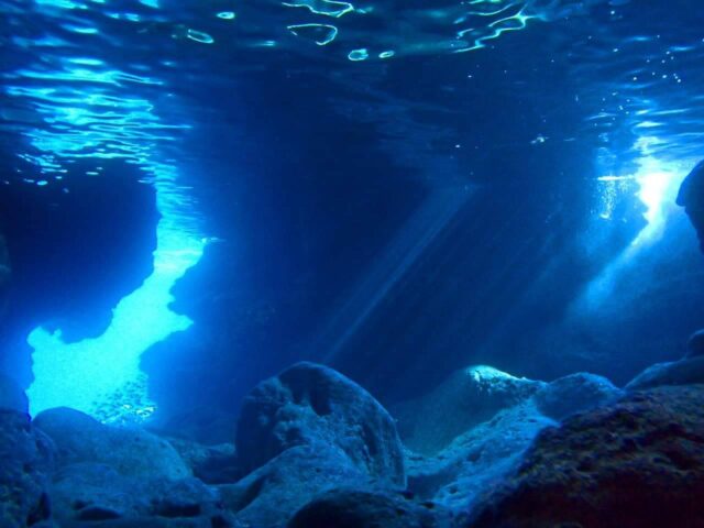 伊良部島の「青の洞窟」とは？行き方や人気ツアーを徹底解説！