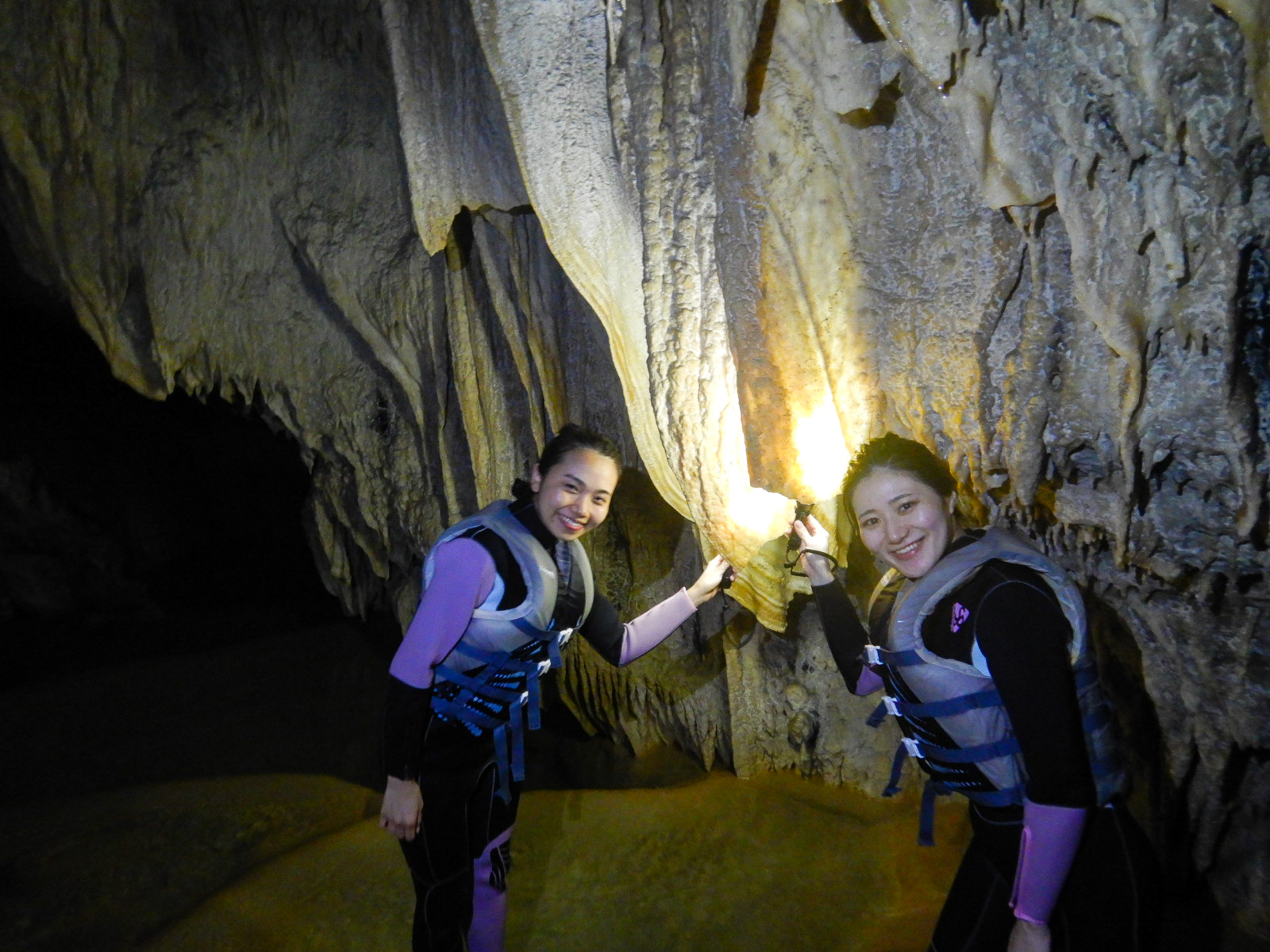 ケイビング体験に女子旅で参加