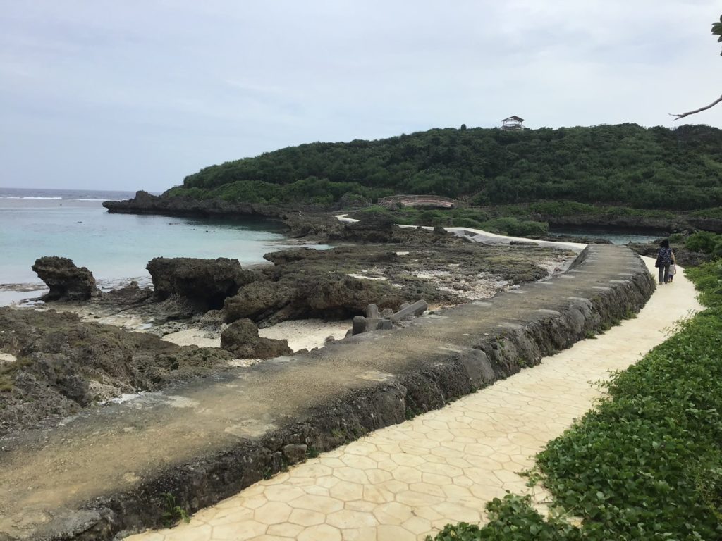 宮古島の入江を散策するツアー