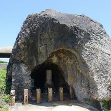 宮古島の観光スポットのマムヤの墓
