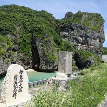 伊良部島の観光スポットの-ヤマトブー大岩