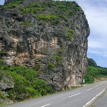 伊良部島の観光スポットの-ヤマトブー大岩