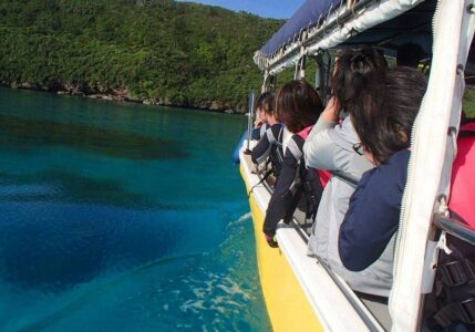 【宮古島/伊良部島/約1時間】年齢制限なし♪青の洞窟グラスボート周遊＆大龍門カヤックツアー☆高さ約20mの龍神巨大洞窟を目指そう！