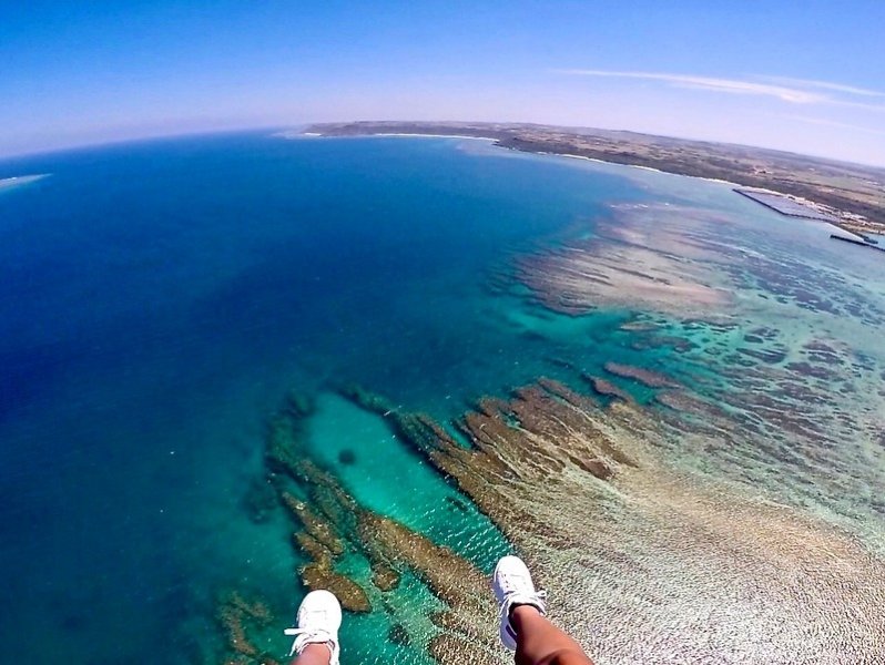 パラグライダーで宮古島の海を上空から眺める