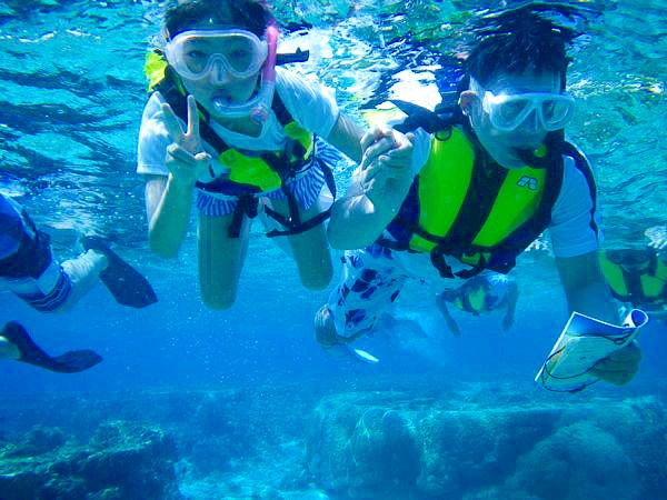 中の島ビーチでシュノーケリングを楽しむ子供