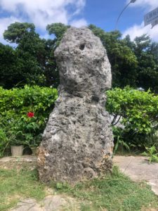 宮古島の観光スポットの人頭税石