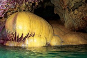 宮古島鍾乳洞のパンプキンホール