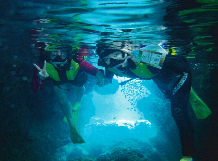 宮古島の青の洞窟シュノーケリング