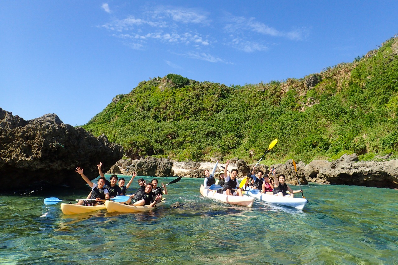 鍾乳洞へ向かうカヤックツアー