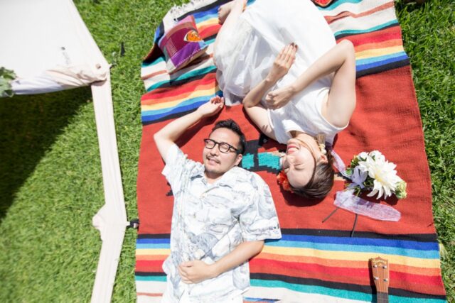 芝生で寝転ぶカップル