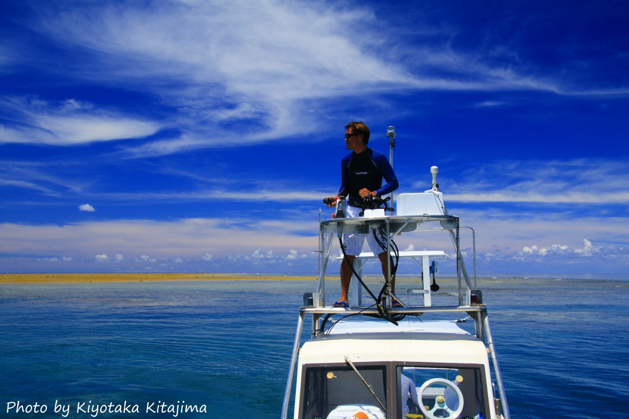 八重干瀬の海を見渡す船長