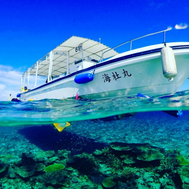 宮古島の海に浮かぶ船