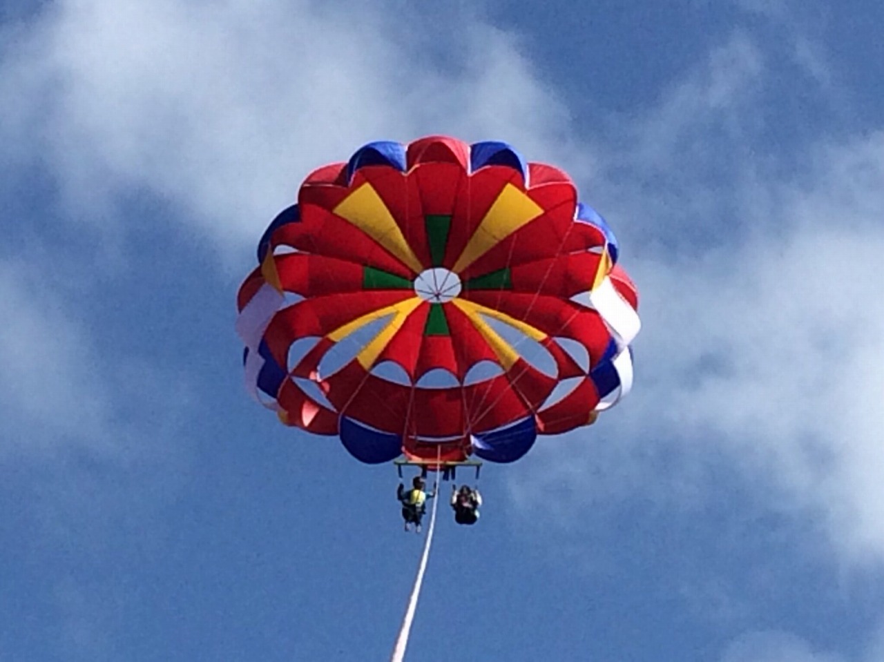 パラセーリングを楽しむ