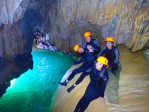 宮古島のパンプキン鍾乳洞の内部で記念撮影