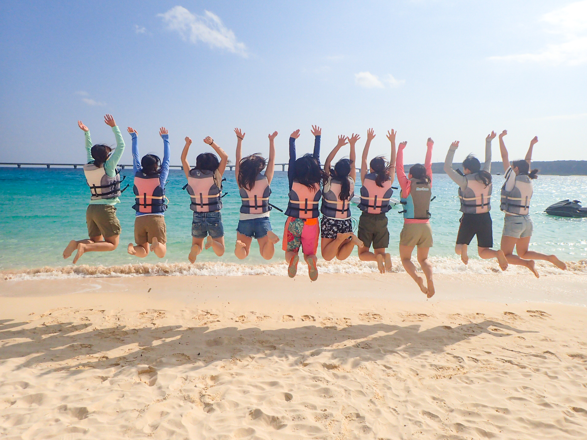 みんなで与那覇前浜ビーチ前で撮影