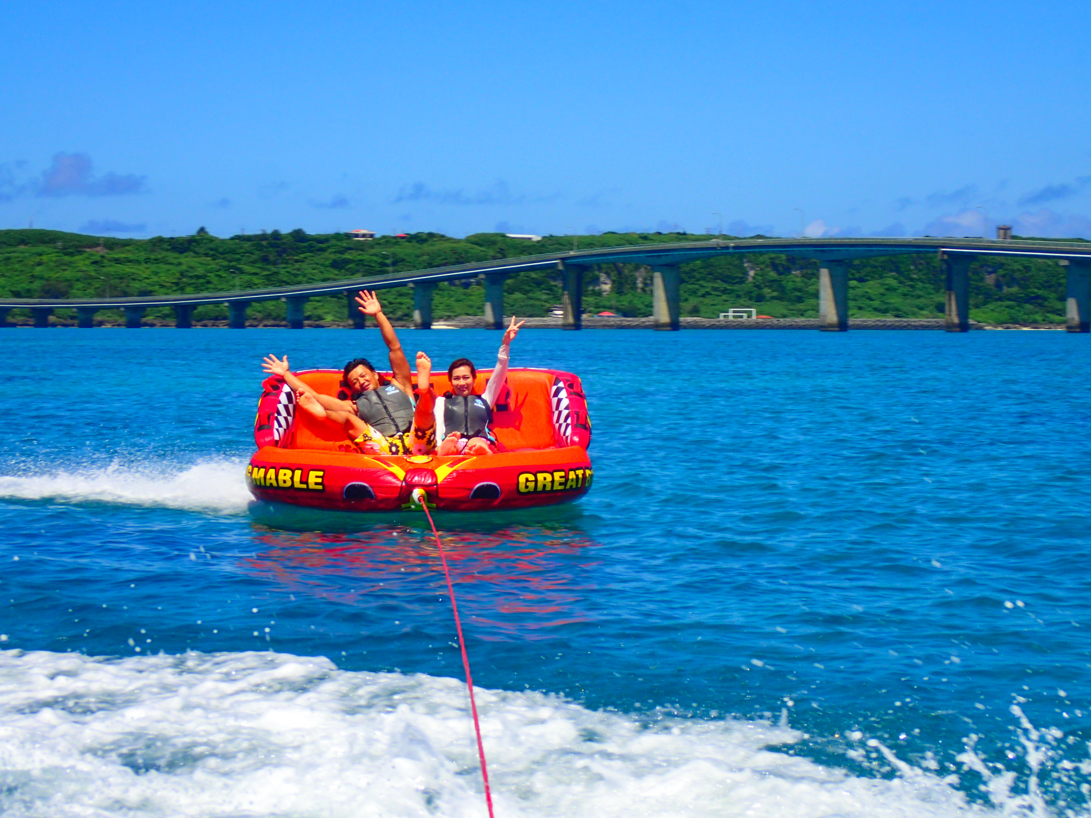 マリンスポーツを楽しむ女性