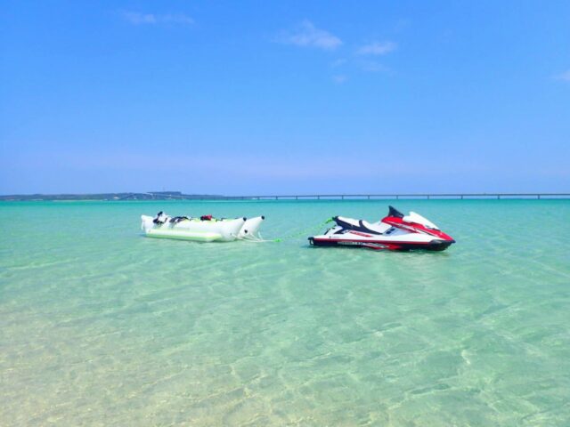 海に浮かぶジェットスキーとバナナボート