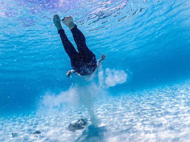 宮古島の浅瀬で素潜りを楽しむ様子