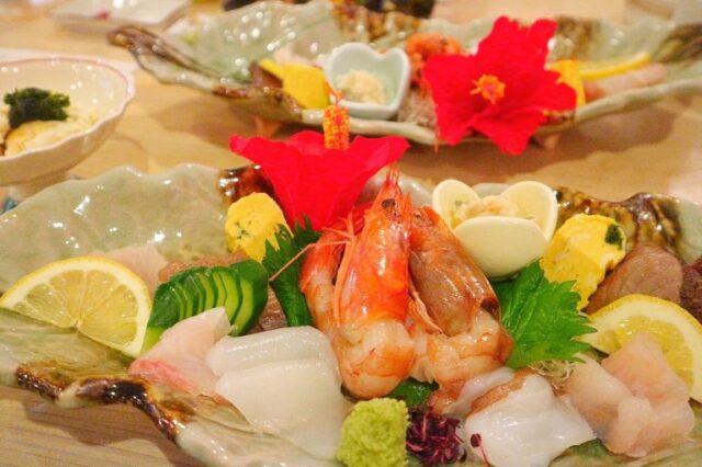 新鮮な刺身盛り合わせと沖縄料理の一皿