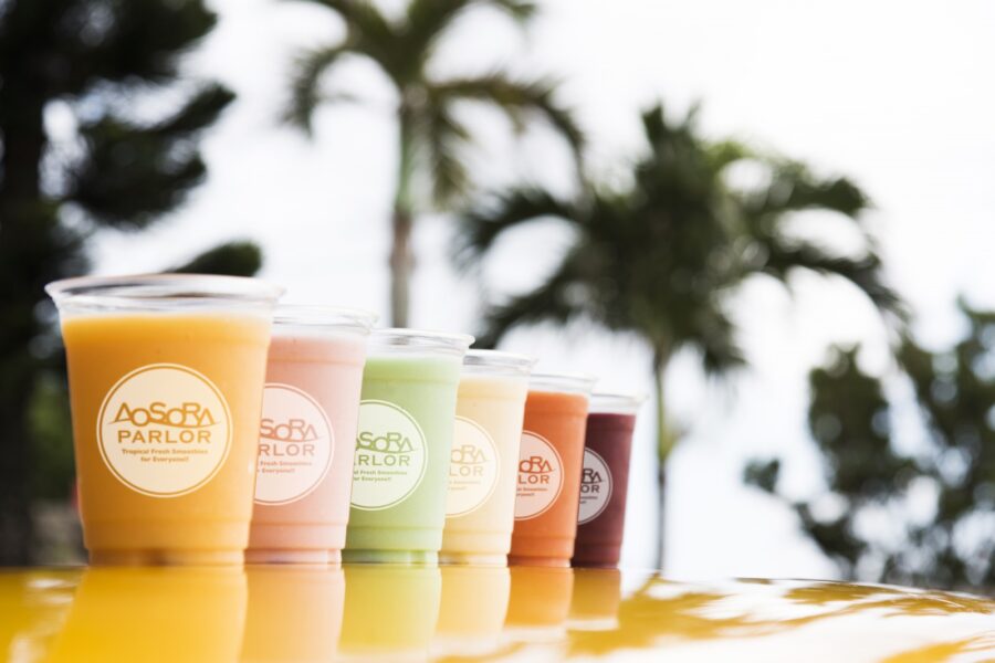 カラフルなドリンクの並んだ写真