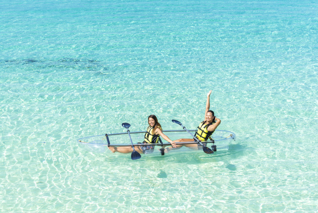 海の色に同化するクリアカヤック