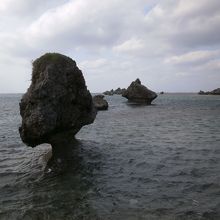 大神島の観光スポットの奇岩ノッチ