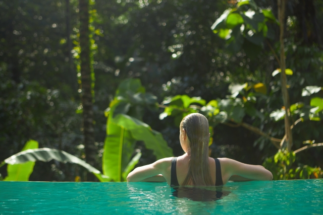 リゾートプールに入る女性入る女性