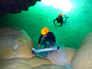 宮古島の鍾乳洞のパンプキンホール