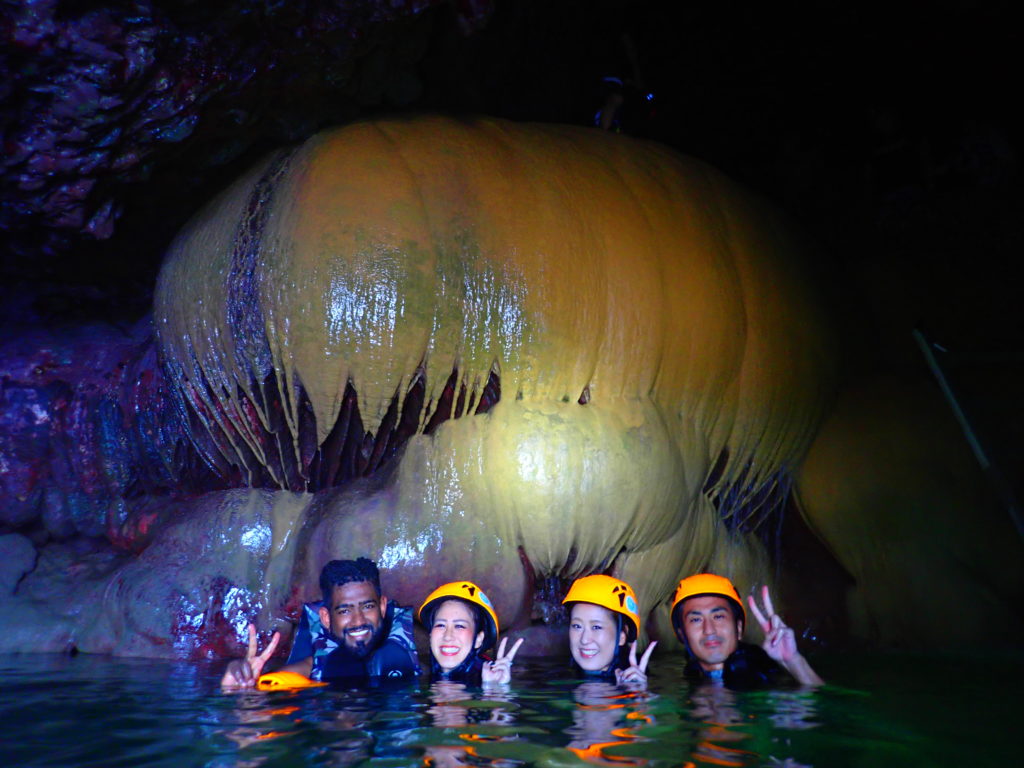 宮古島パンプキン鍾乳洞、カップル、友達