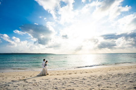 宮古島,ウェディングフォト,新婚,カップル,白い砂浜,宮古島の海,家族で