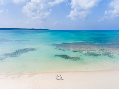 宮古島,ウェディングフォト,新婚,カップル,白い砂浜,宮古島の海,家族で,ドローン