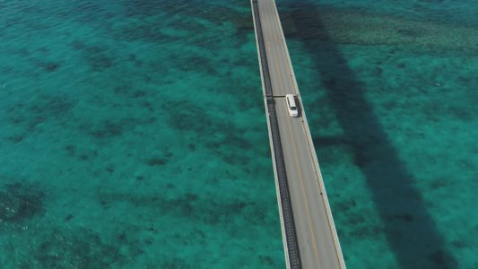 宮古島,ウェディングフォト,新婚,カップル,白い砂浜,宮古島の海,リムジン,ドローン