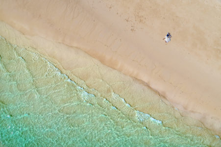 宮古島,ウェディングフォト,新婚,カップル,白い砂浜,宮古島の海,リムジン,ドローン